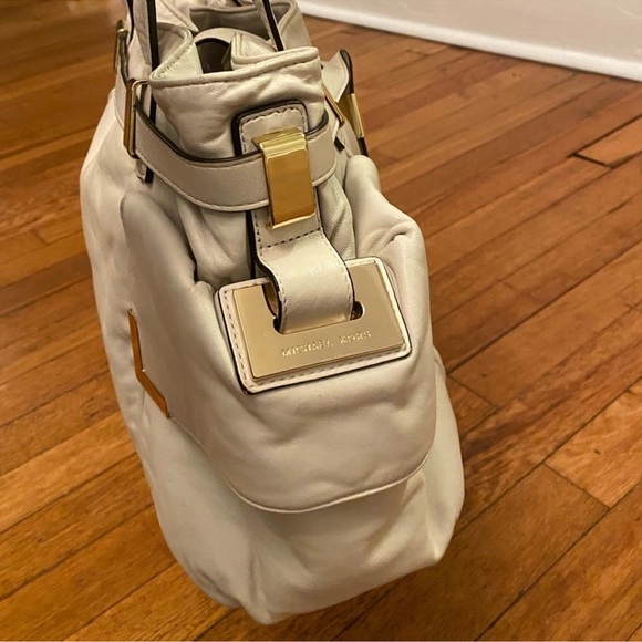 Michael Kors Ivory Leather Beverly Large Shoulder Bag Purse - Picture 6 of 14